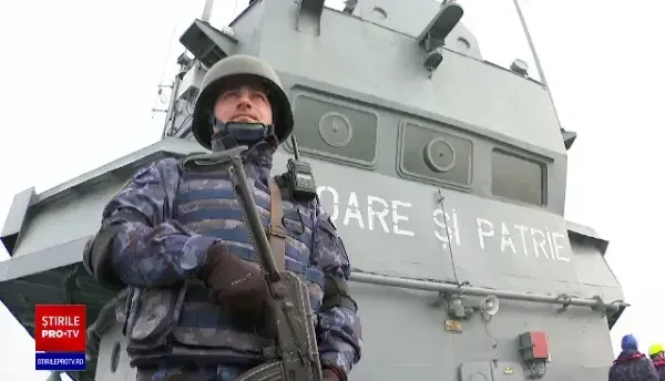 Navele și elicopterele marinei militare verifică fiecare porțiune din Marea Neagră, în căutare de mine