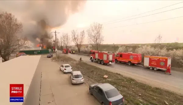 Incendiul de la Glina a fost stins abia după 22 de ore. Norul toxic a dus la depăşirea limitelor admise pentru poluare