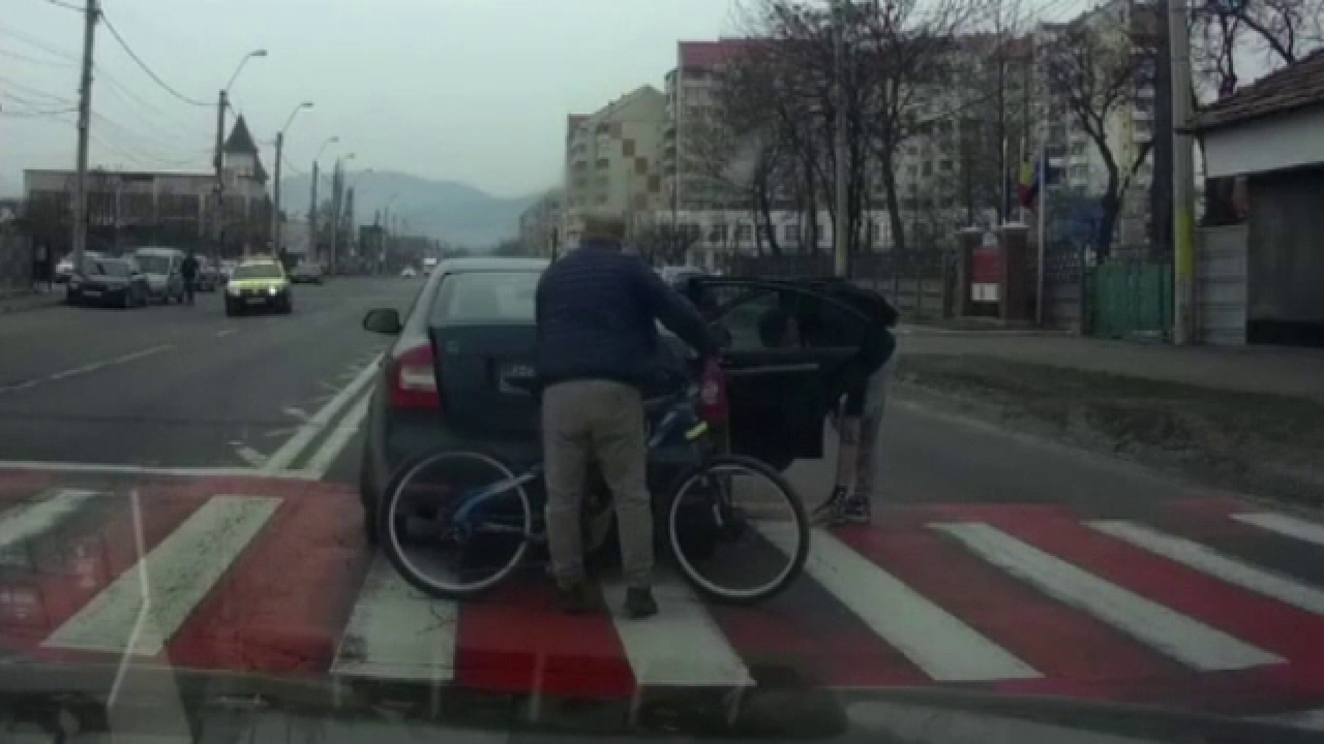Un adolescent din Piatra Neamţ, izbit de un autoturism. Șoferul nu a frânat la trecerea de pietoni