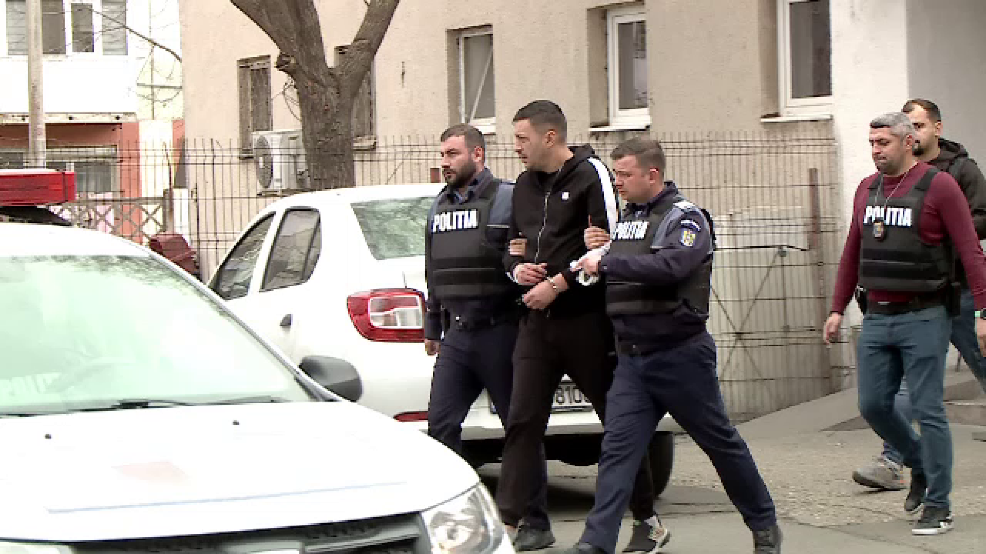 Trei bărbați au sunat un pensionar și l-au convins să le dea 60.000 de euro și 60.000 de lei. Ce i-au spus la telefon