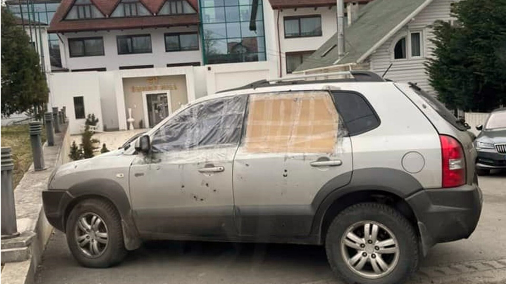 O familie de refugiați ucraineni a ajuns la Cluj cu mașina ciuruită de gloanțe