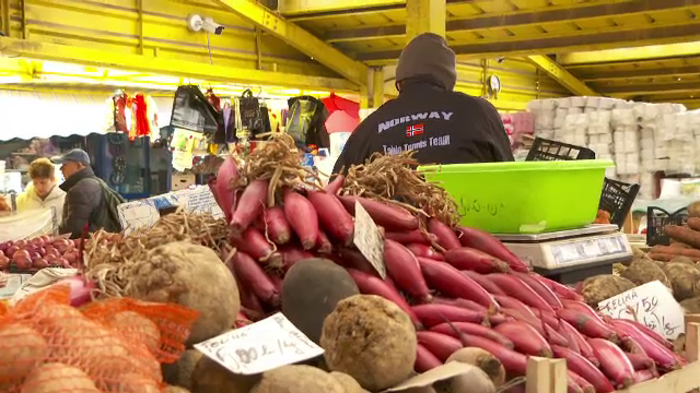 Protest al piețarilor în curtea primăriei din Târgu Jiu