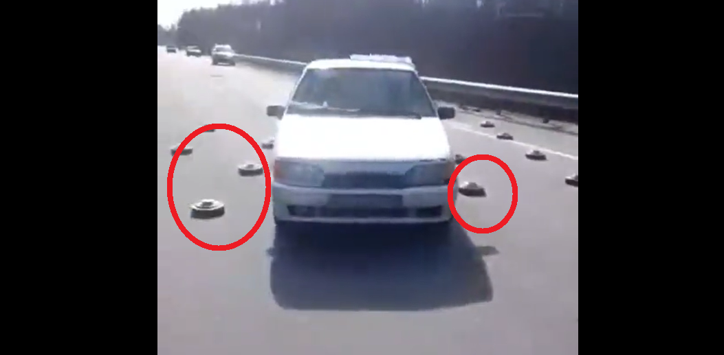 VIDEO viral. Șoferii ucraineni trec fără probleme peste un ”covor” de mine rusești