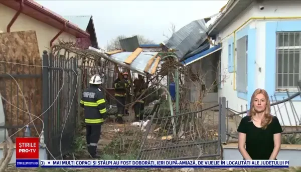 Vremea rea a făcut ravagii în țară. Acoperișul unui bloc a ajuns pe o casă: "Am bănuit că e o bombă de la ruşi"
