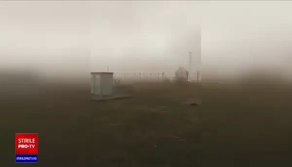 Furtunile au făcut ravagii în mai multe zone din România. Solarii au fost distruse, iar un TIR a fost doborât de vânt