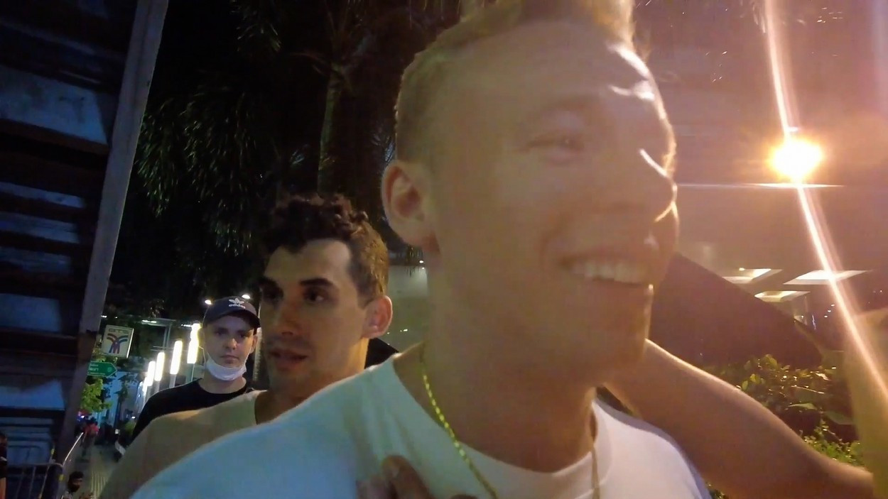 Un turist a filmat din întâmplare momentul în care este jefuit de o fată care se preface că îl îmbrățișează, în Thailanda