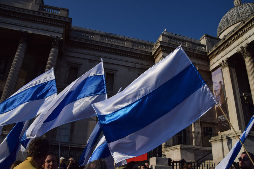Ce reprezintă steagul alb-albastru-alb înălțat de ruși la protestele anti-război