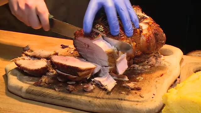 Berbecuți la frigare, vițel la proțap și hore încinse. Așa au petrecut românii în prima zi de Paște