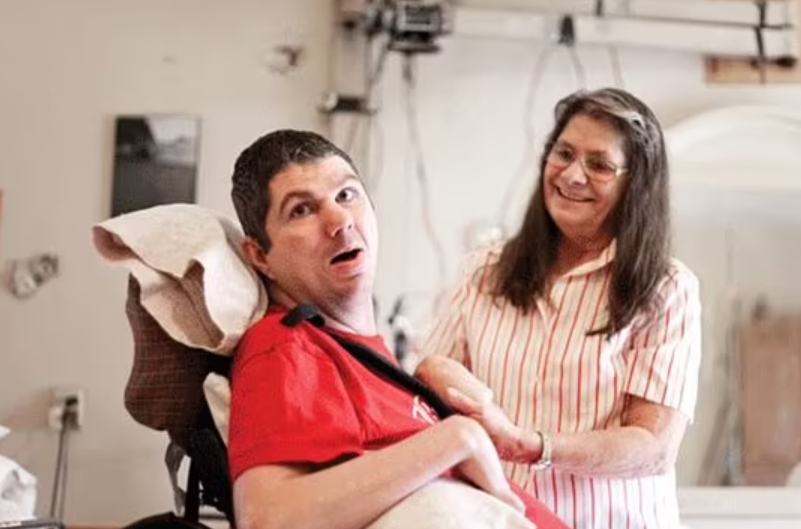 Prima reacție a unui bărbat care s-a trezit din comă după 19 ani