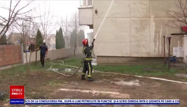 Apartamente mistuite de flăcări, în județul Iași. Pompierii au găsit hidrantul încuiat și oricum presiunea apei era prea mică