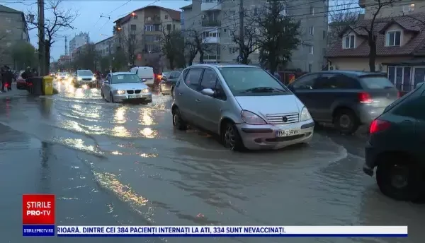 O magistrală a explodat și apa a crăpat asfaltul în Timișoara. Orașul, transformat într-o mică Veneție