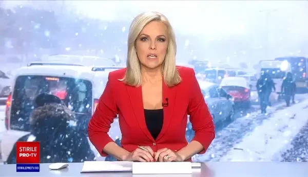 O femeie a ajuns la spital după ce un copac rupt de vânt a căzut chiar lângă ea