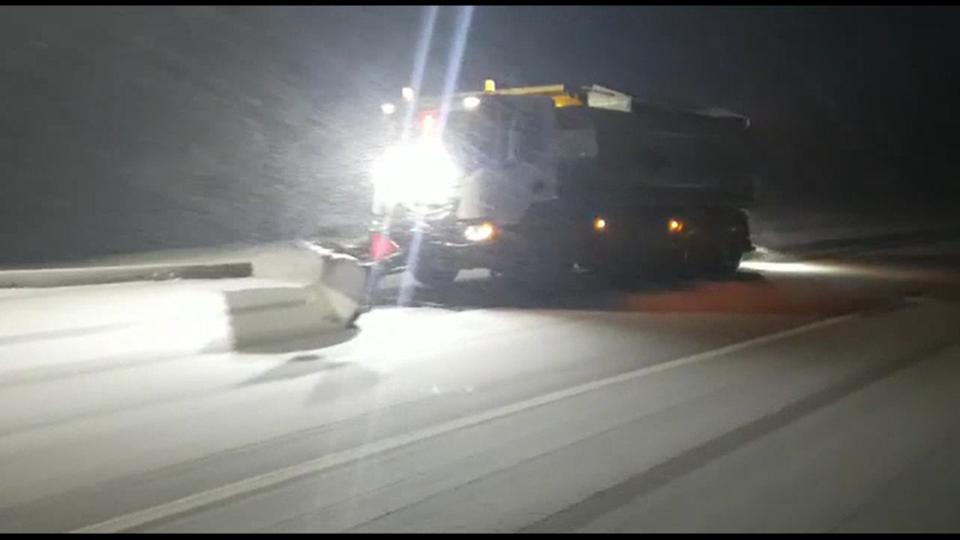 Deszăpezirea unui drum din Vrancea a fost blocată de un şofer care şi-a abandonat maşina de marfă pe carosabil