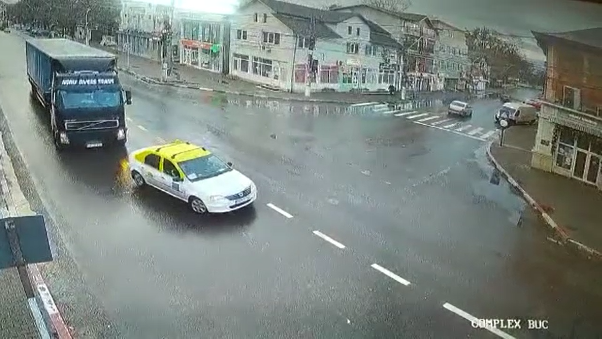 Accident neobişnuit în Găești. Un taxi care se oprește într-o intersecție este lovit de un camion