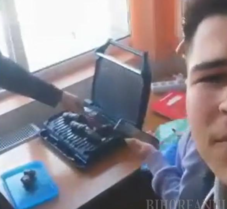 Anchetă într-un liceu din Oradea după ce elevii unei clase a XI-a au prăjit mici în clasă