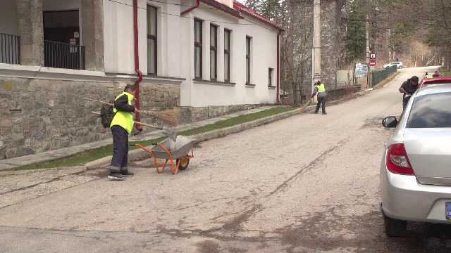 Primăria Sinaia recuperează pietrișul folosit pe străzi la ultimele ninsori pentru a-l folosi și la iarnă