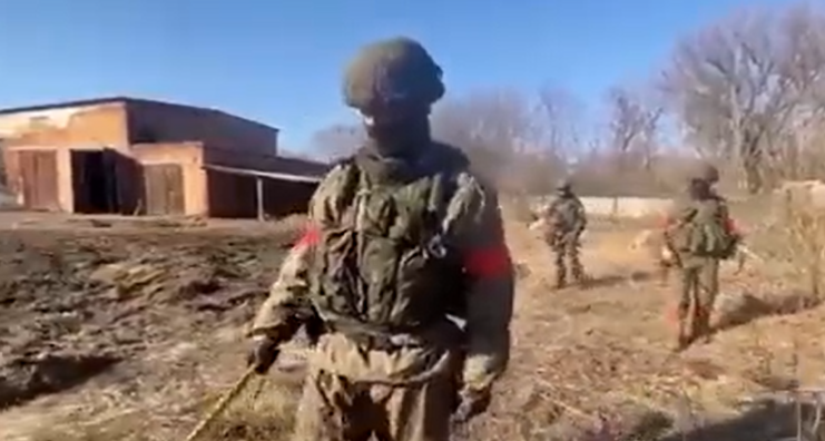 VIDEO Gafă a propagandei ruse. Cum au fost filmați câțiva soldați ruși care se prefăceau că deminează un teren