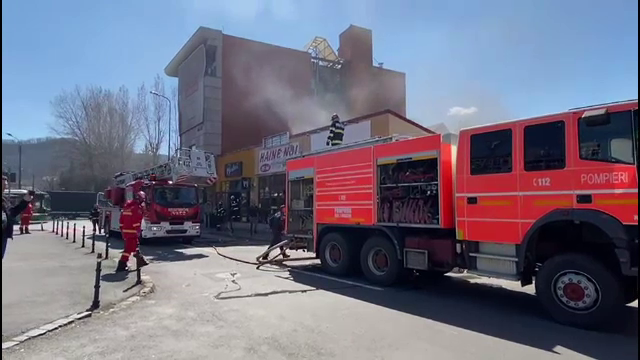 Acoperișul unui restaurant din Brașov a luat foc. Incendiul a pornit din bucătăria localului