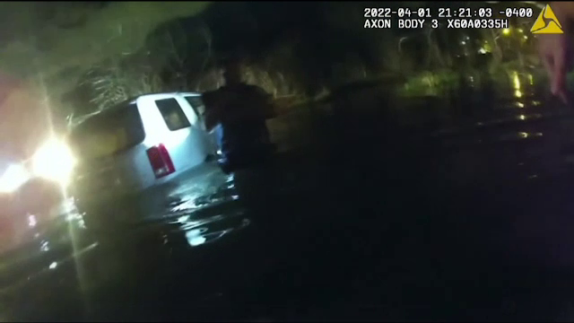 Cinci persoane, tată și copii, au ajuns cu mașina în mijlocul unui iaz. Bărbatul nu avea permis de conducere