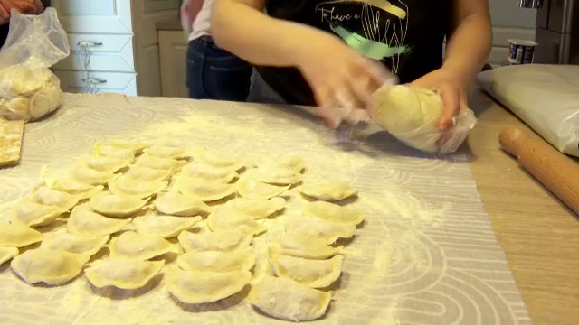 Gospodinele din Ucraina au început mici afaceri cu mâncare tradiţională, în România. Ce preț au preparatele