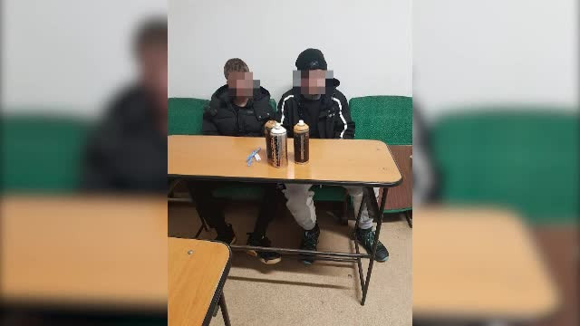 Doi adolescenți au fost prinși când vandalizau cu grafitti gardul unei biserici din Brașov