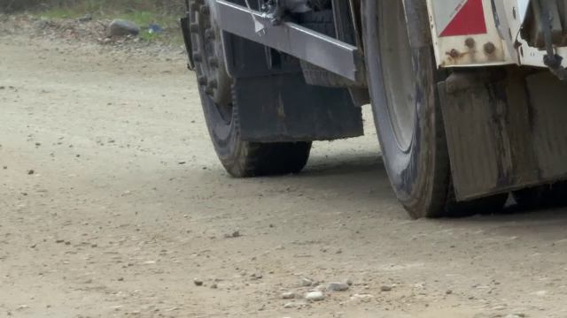 Primăria din Bistrița a decis să amendeze șoferii care au roțile mașinilor pline de noroi. Șofer: ”Să asfalteze drumurile”