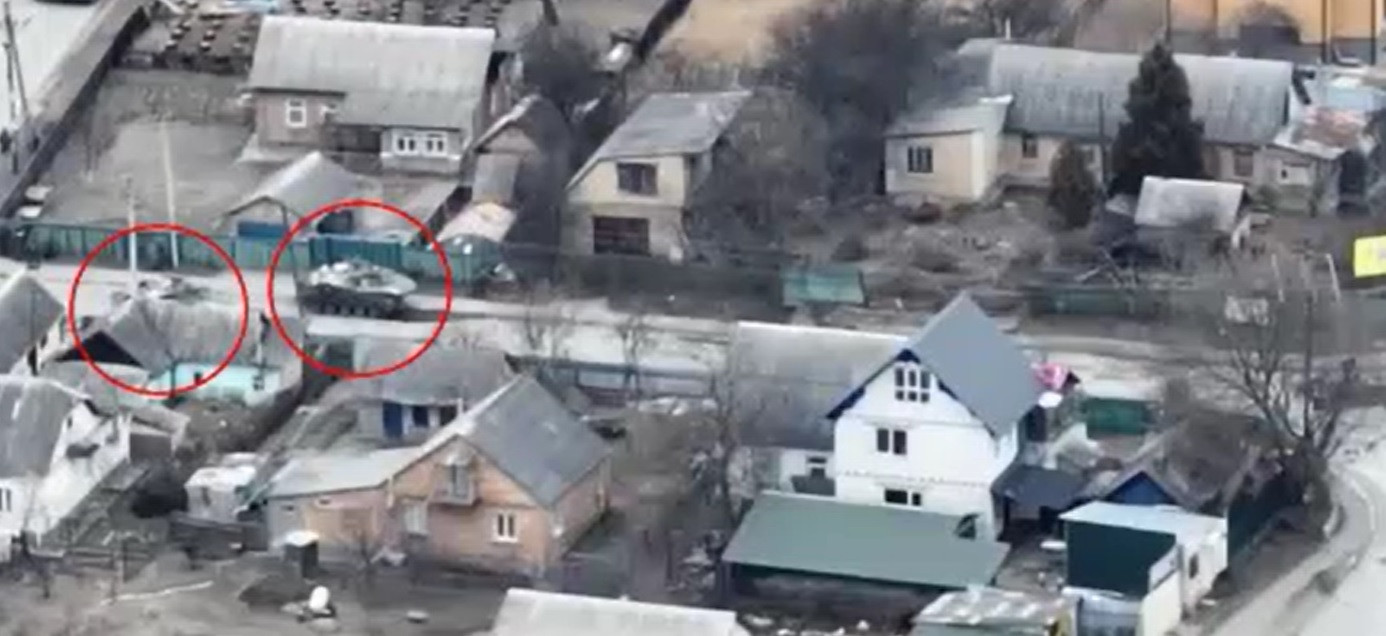 Imagini de la măcelul din Bucea. Momentul în care două blindate rusești deschid focul asupra unui localnic