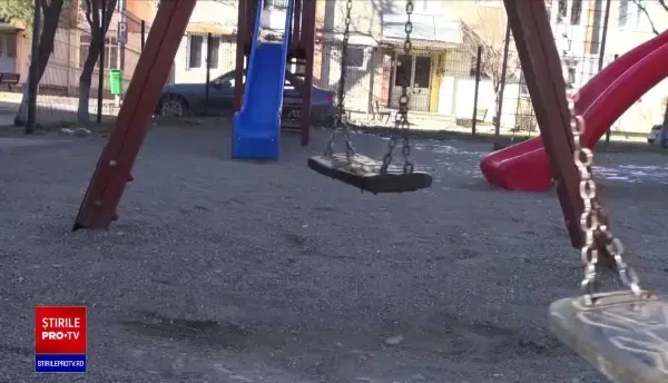 Un bărbat de 66 de ani a ajuns după gratii, acuzat că a întreținut raporturi sexuale cu o fată de 14 ani. Tânăra a și născut