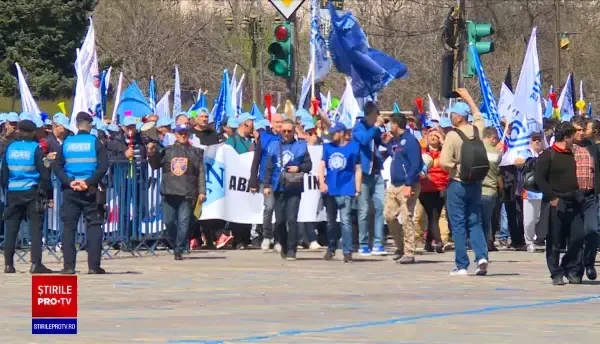 Protest în Piața Victoriei. Mii de români au ieșit în stradă: ”Pentru drepturile noastre de salariați”