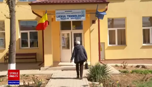 Ce spune tatăl elevului incendiat într-un liceu din Botoșani: ”Mi-a dat ăla de la Câmpeni foc”