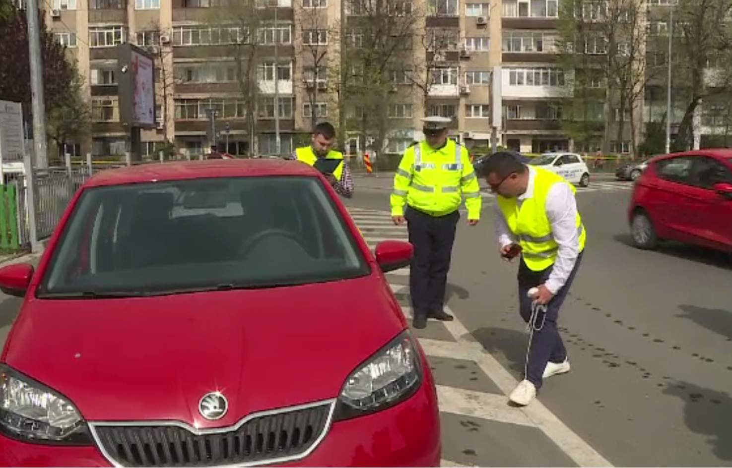 A început ridicarea mașinilor parcate ilegal pe bulevardele din Capitală