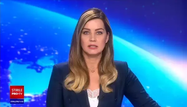 Incendiu violent lângă Cluj-Napoca. Acoperișul unui bloc, cuprins de flăcări