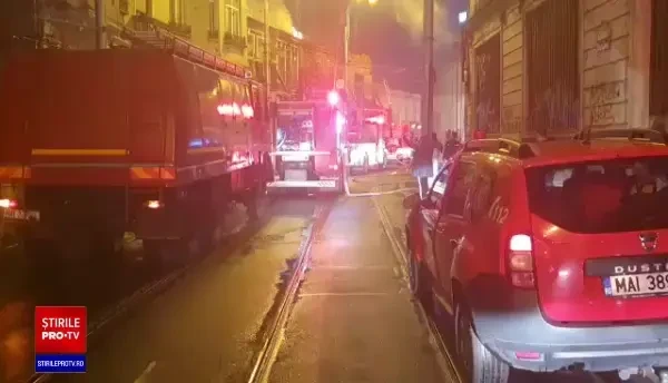 Incendiu la acoperişul unei clădiri de pe Calea Moşilor. Pompierii intervin cu zece autospeciale de stingere