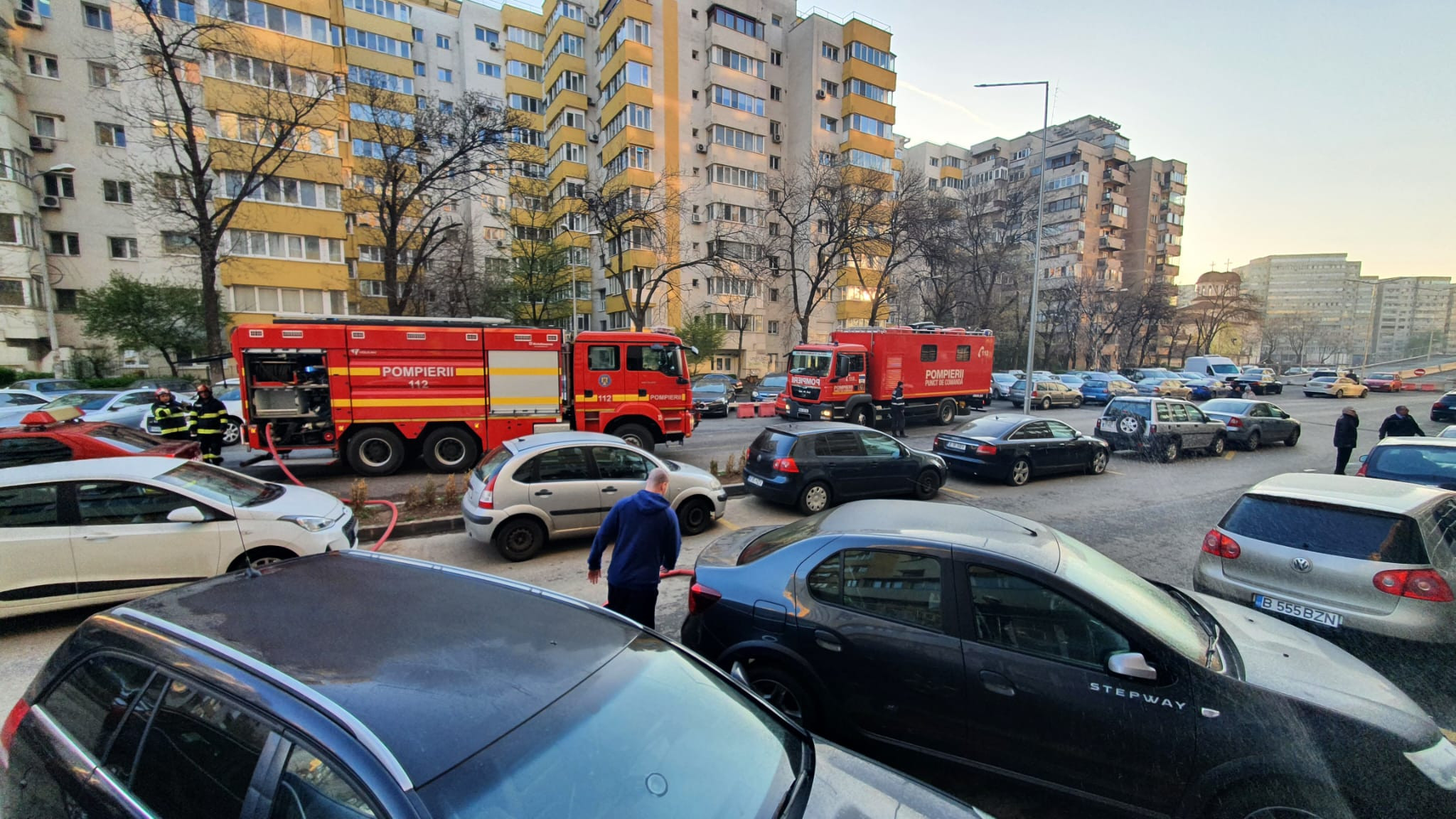 Incendiu într-un bloc din zona Doamna Ghica, din Bucureşti. O persoană a ajuns la spital