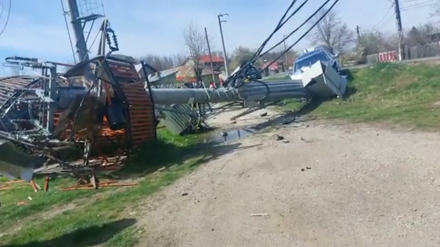 Accident grav în Dâmbovița. Un șofer a intrat cu viteză într-un stâlp de electricitate