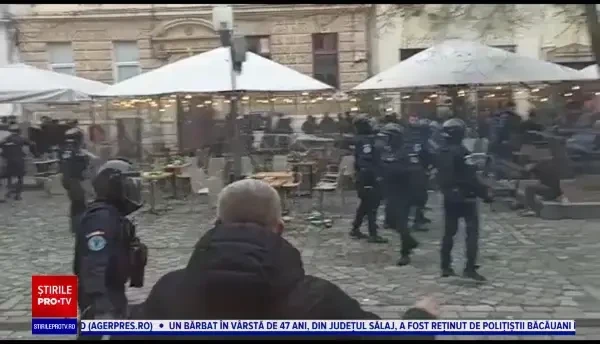Bătaie generală între suporteri în Cluj: "Vezi că ăla moare, bă! Nu știu pe care l-a plesnit. E pe jos și nu mai poate"