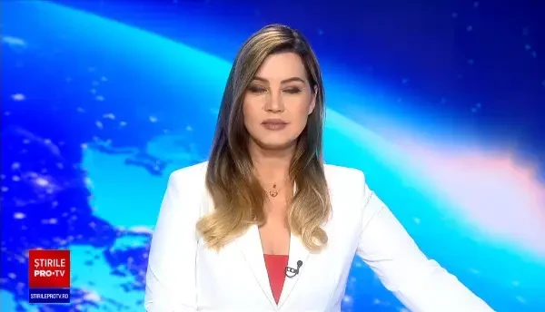 Imagini inedite surprinse în Parcul Natural Apuseni. Doi cerbi adulți, filmați în timp ce căutau hrană