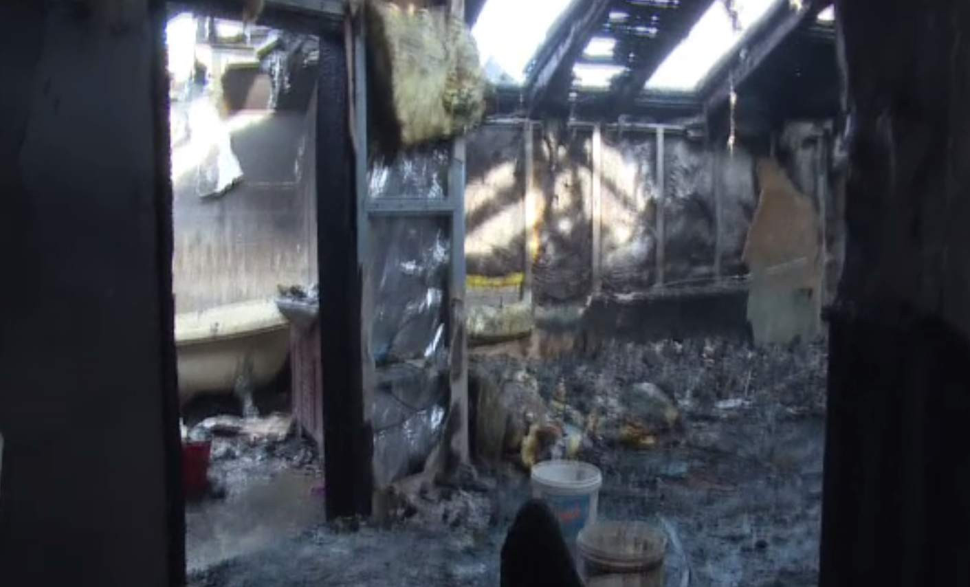 Casa unui polițist din Dâmbovița, arsă după un scandal. Agentul crede că focul a fost pus intenționat