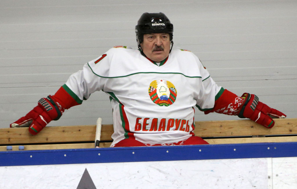 Președintele Lukașenko, rănit după ce a primit o crosă în față la un meci de hochei