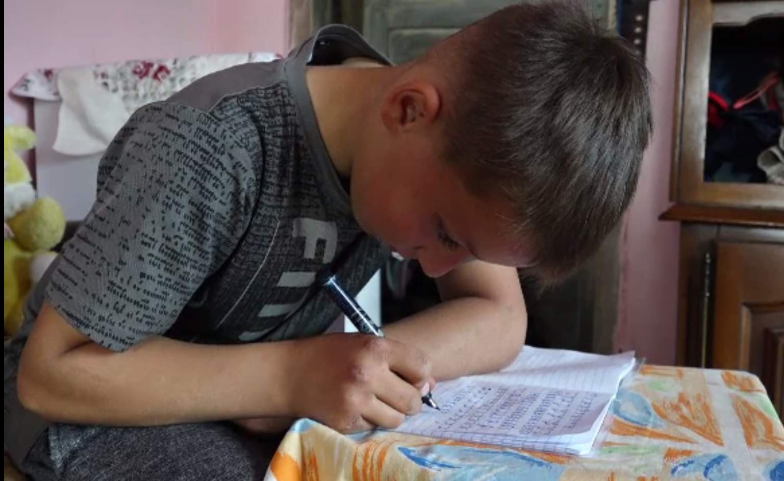 Elevii care nu au putut intra pe internet în pandemie au acumulat mii de absențe. Unii au avut tablete, dar nu aveau semnal