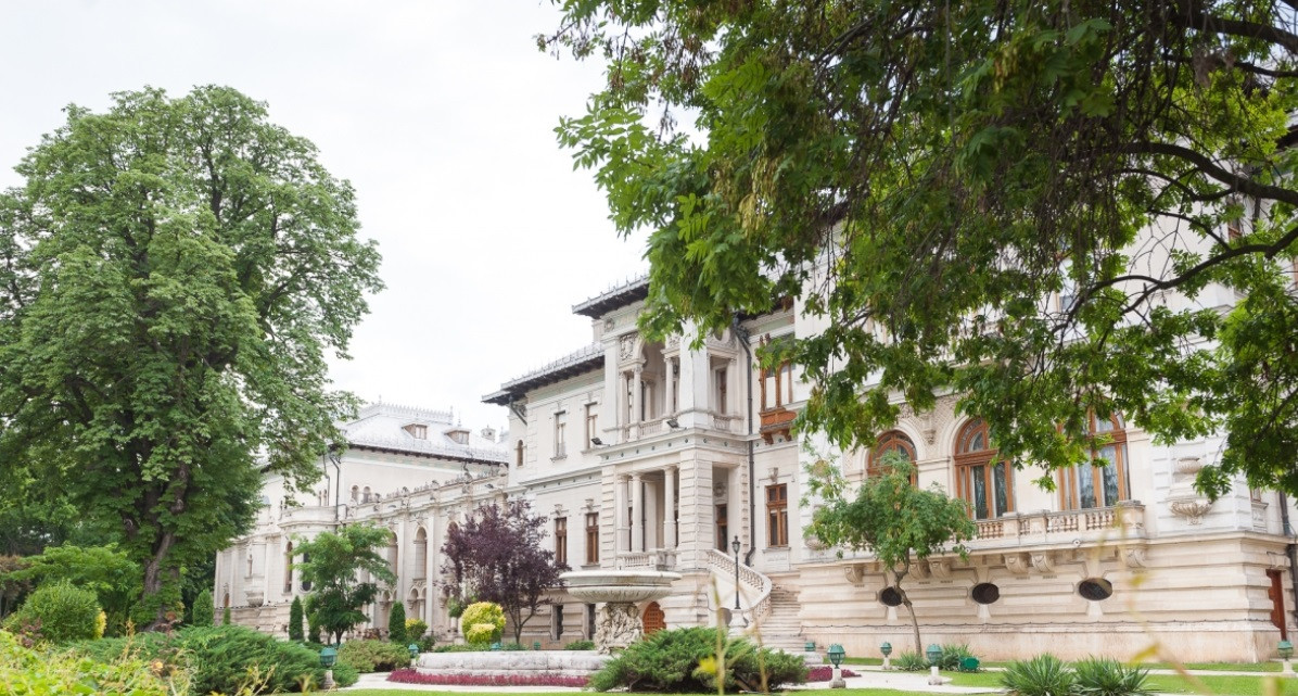 Un bărbat a fost prins după ce a scris pe gardul Palatului Cotroceni un mesaj jignitor la adresa lui Iohannis