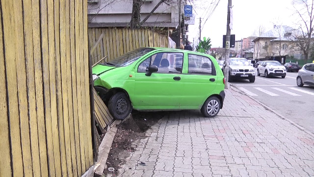 Un șofer sub influența alcoolului a fost la un pas de a provoca o tragedie. Imagini surprinse de camere de supraveghere