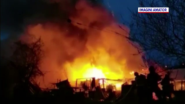 Pompierii s-au luptat cu flăcările luni noaptea. Mai multe gospodării au fost cuprinse de flăcări