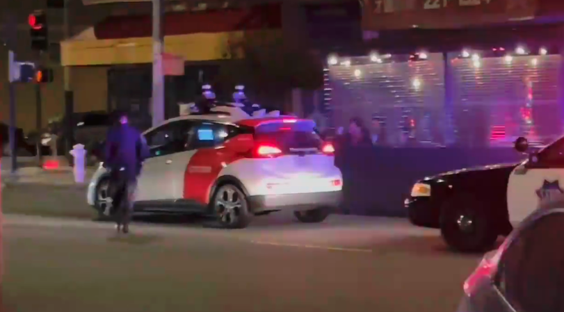 Video viral. Reacția unui polițist după ce a oprit o mașină fără șofer