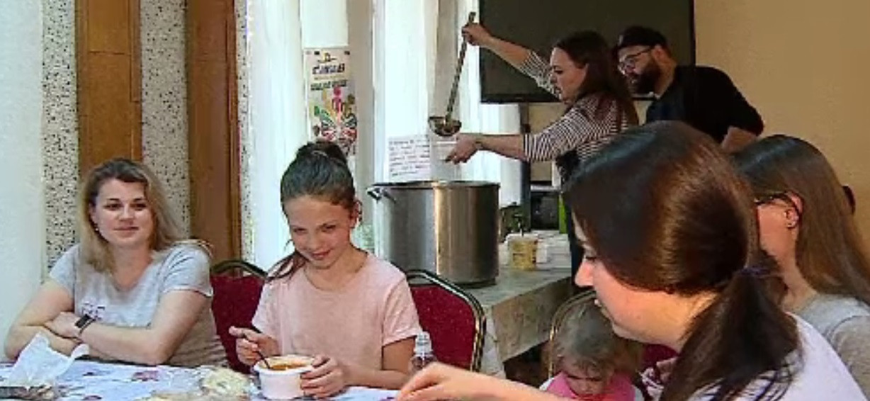 Refugiații ucraineni care și-au găsit adăpost în Târgu Mureș, ajutați și de studenții din oraș