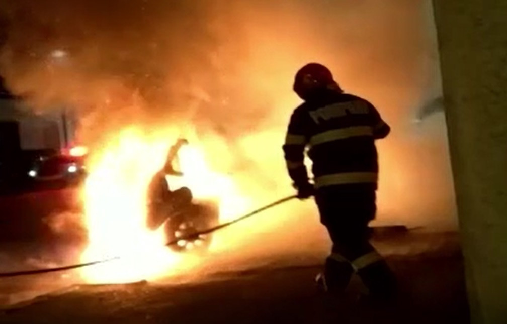 Un autoturism cu capacitate cilindrică redusă a ars ca o torță în Buzău. Autovehiculul era al unui tânăr de 17 ani