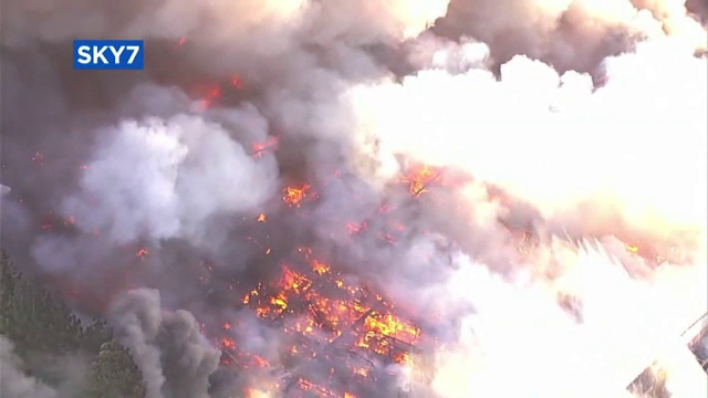 Incendiu de proporții în California. Flăcările care au cuprins un hipermarket, vizibile din satelit