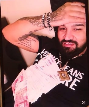 Român condamnat la închisoare în UK, după ce s-a filmat cu teancuri de bani pe TikTok