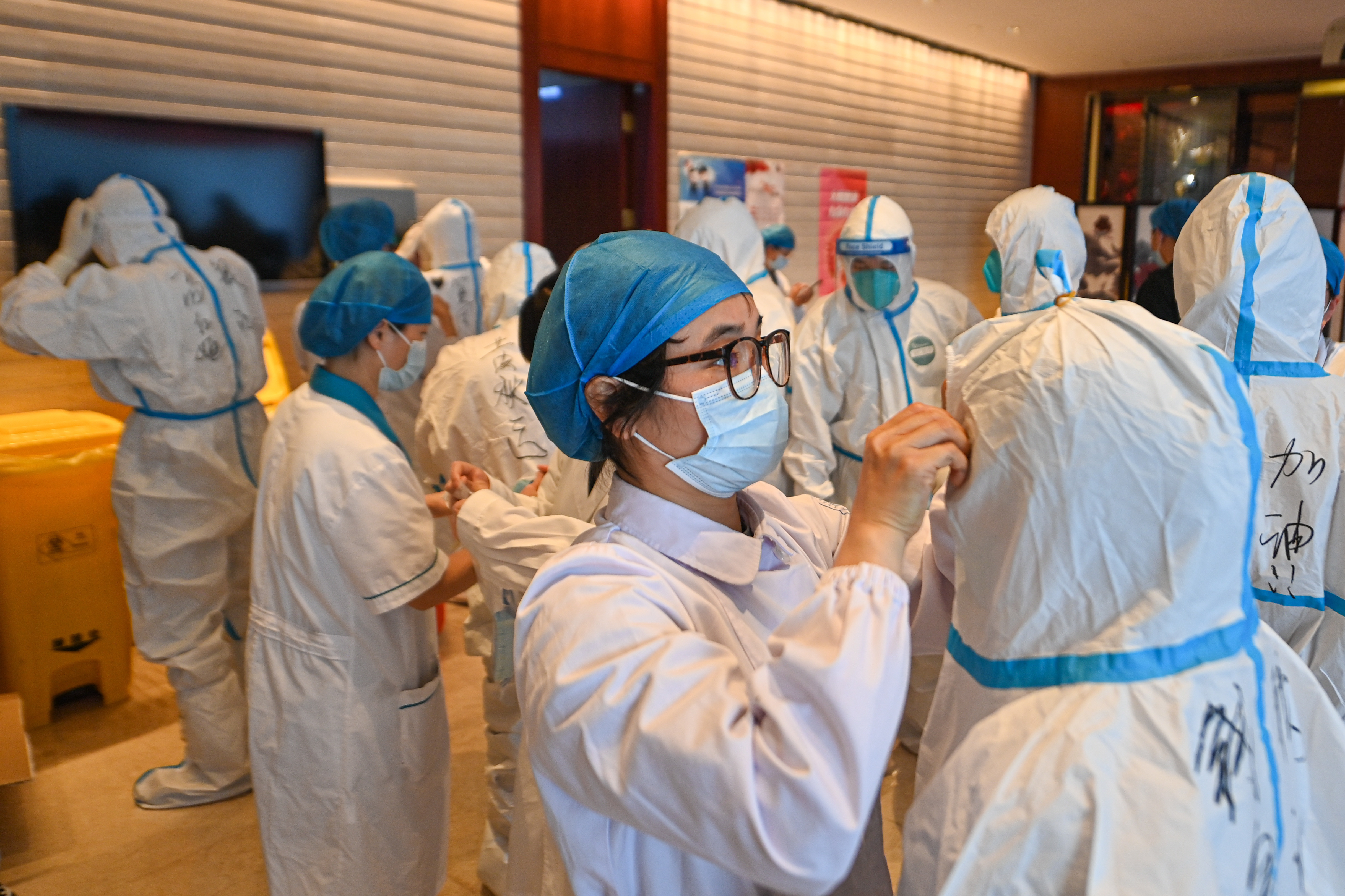 Număr record de cazuri Covid. SUA cere personalului său consular din Shanghai să plece