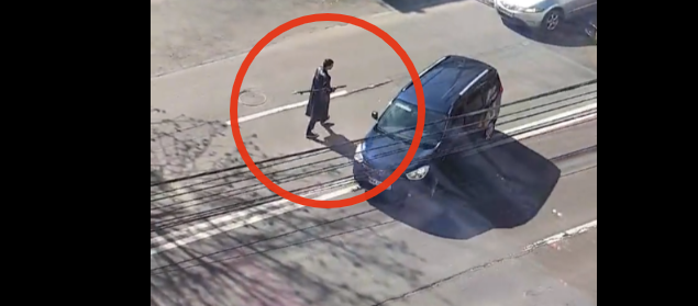 VIDEO șocant în Baia Mare. Un individ lovește cu un baston mașinile aflate în trafic